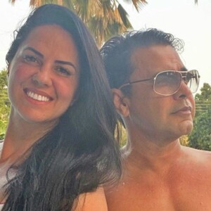 Graciele Lacerda e Zezé Di Camargo posam em piscina e cantor chama atenção por look, em 10 de outubro de 2020