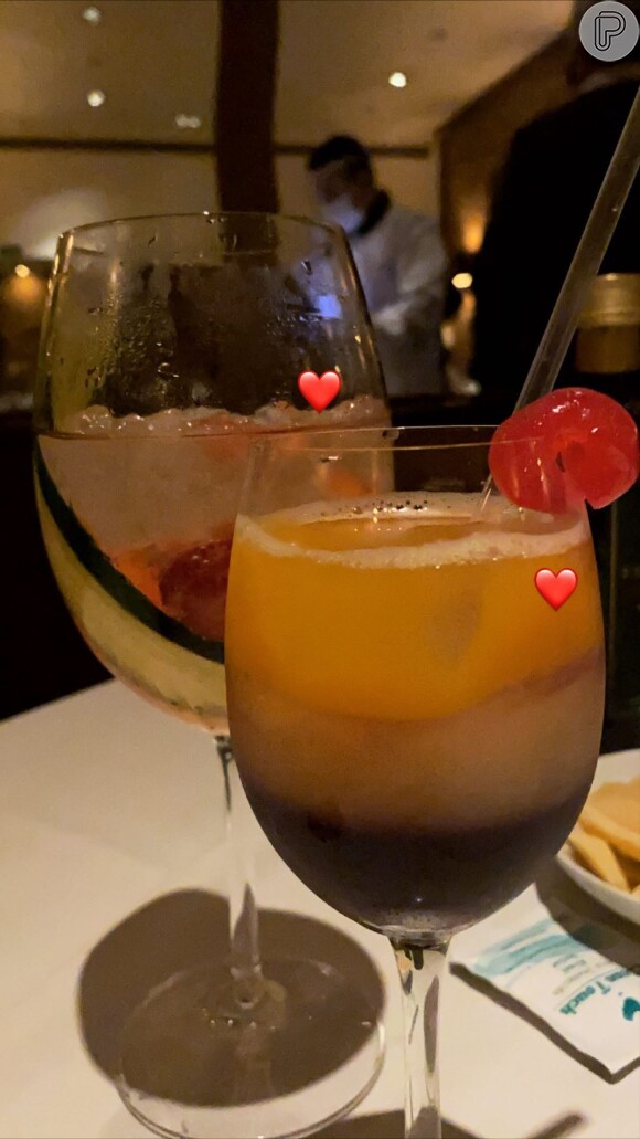 Maiara mostra taça de bebida e usa emoji de coração