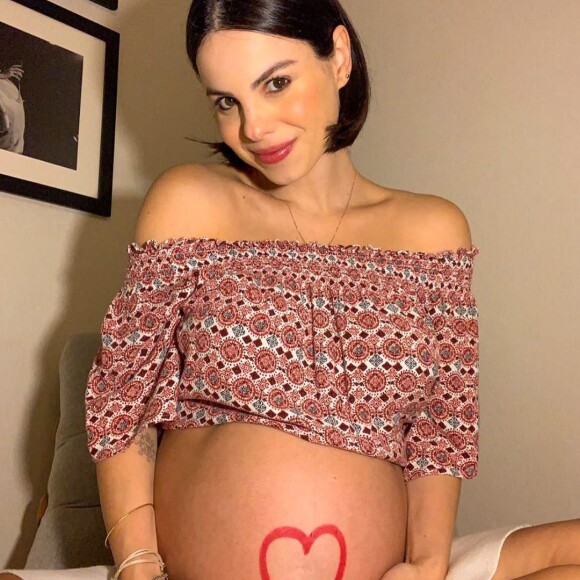 Sthefany Brito conquista os fãs com fotos durante a gestação