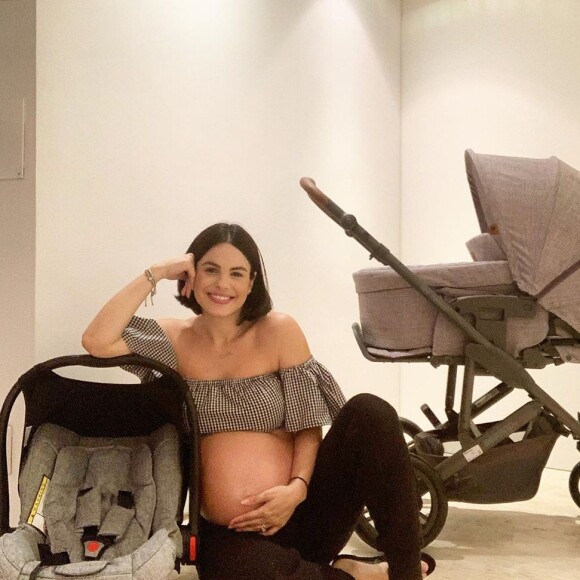 Sthefany Brito posa com itens do enxoval do filho, Enrico