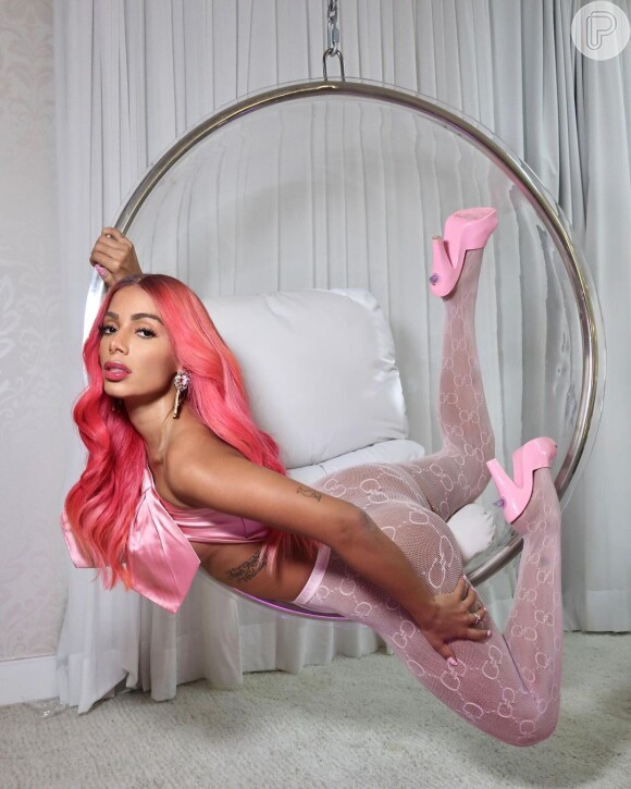 Anitta faz poses criativas em cadeira flutuante ao estrelar ensaio em casa