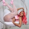 Anitta chama atenção com meia-calça pink com transparência