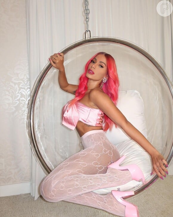 Anitta troca lace e aposta em novo cabelo na cor rosa vibrante