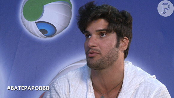 Marcello participa de chat fora do programa e diz que não sente firmeza no namoro de André e Fernanda