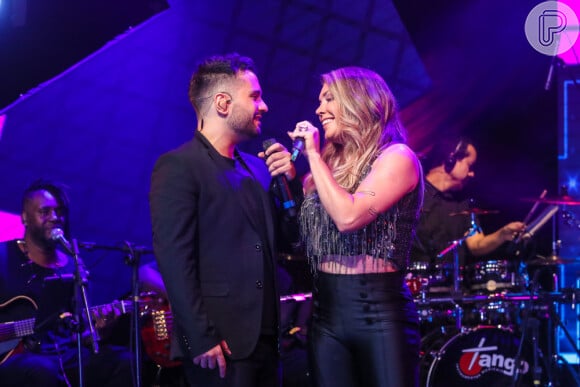 Simony e Felipe Rodriguez ficaram noivos após pedido do cantor feito nos bastidores da gravação do novo DVD da cantora