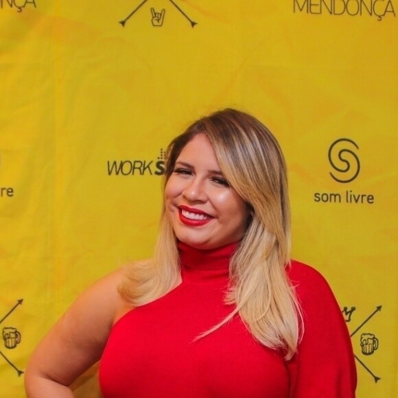 Marília Mendonça ganhou elogios de famosas ao mostrar cabelo novo, mais platinado