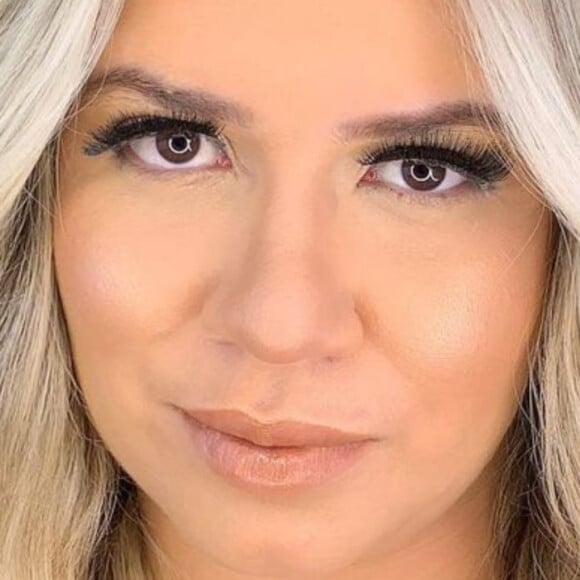 Marília Mendonça surgiu com cabelo platinado e ganhou elogios de famosas em foto nesta quarta-feira, dia 21 de outubro de 2020