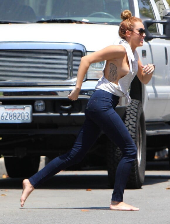Miley Cyrus corre e quase mostra mais do que devia