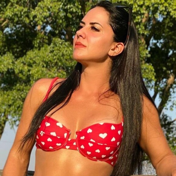 Graciele Lacerda agita a web em foto de biquíni