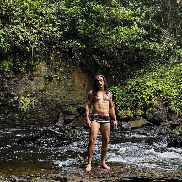 Whindersson Nunes curte cachoeira com Maria Lina durante viagem