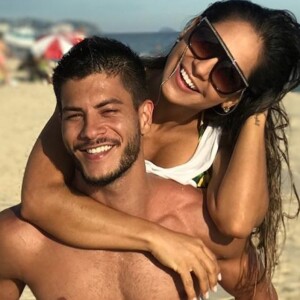 Mayra Cardi faz convite inusitado para Arthur Aguiar e divide opiniões na web