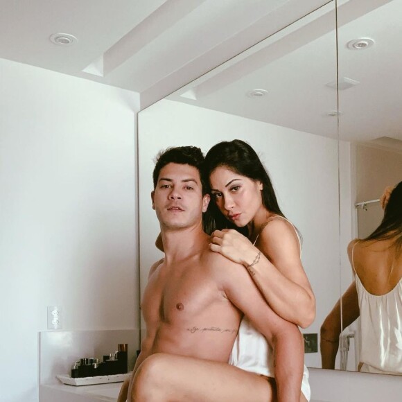 Mayra Cardi convida Arthur Aguiar para assistir programa