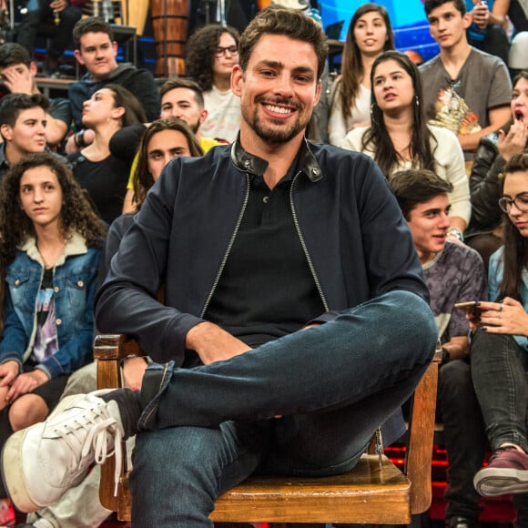 Cauã Reymond conta como está sendo trabalhar com a ex-namorada Alinne Moraes