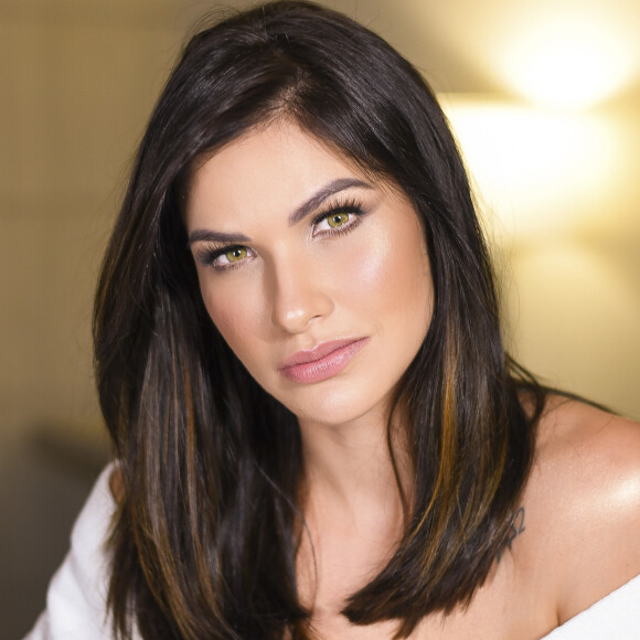 Andressa Suita mantém corte de cabelo abaixo dos ombros