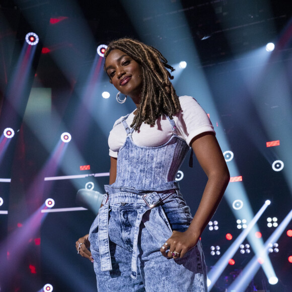 Iza assistia o 'The Voice' e ficou motivada a seguir a carreira artística