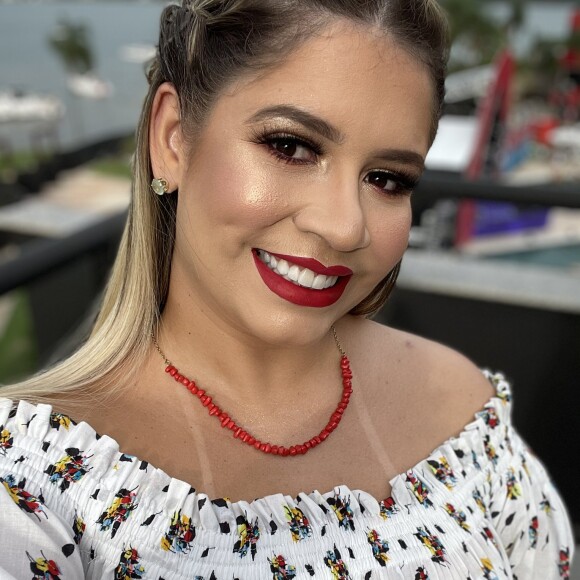 Marília Mendonça exibe marquinha de biquíni em look