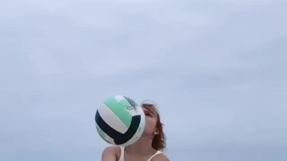 Larissa Manoela pratica vôlei em praia do Rio