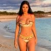 Dupla de Simone, Simaria faz topless em praia na Europa