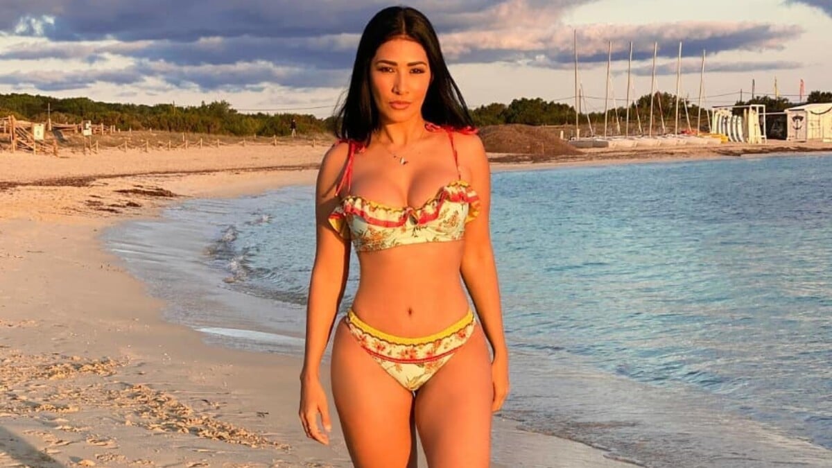 Simaria faz topless em praia na Europa e corpo chama atenção da web. Veja  foto! - Purepeople