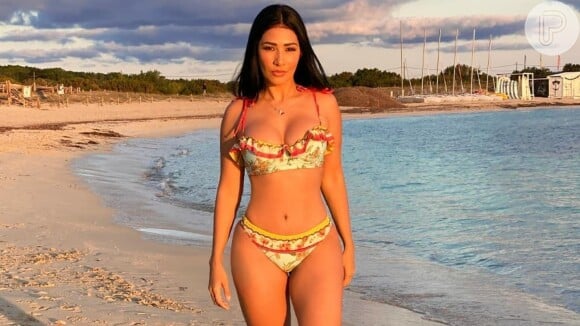 Dupla de Simone, Simaria faz topless em praia na Europa