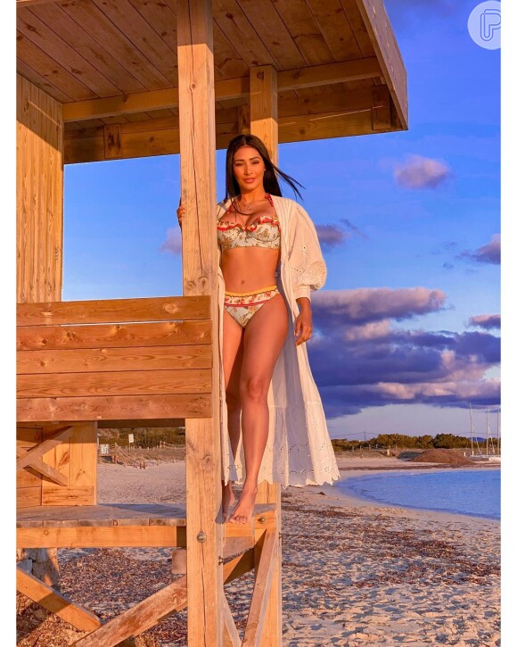 Dupla de Simone, Simaria renova o bronze com topless em Ibiza, na Espanha