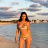 Dupla de Simone, Simaria cumpre promessa e faz topless em praia em Ibiza