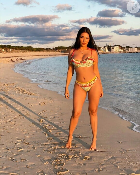 Dupla de Simone, Simaria cumpre promessa e faz topless em praia em Ibiza