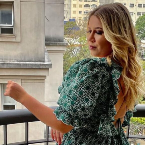 Marília Mendonça deixa costas à mostra em look verde estampado em foto