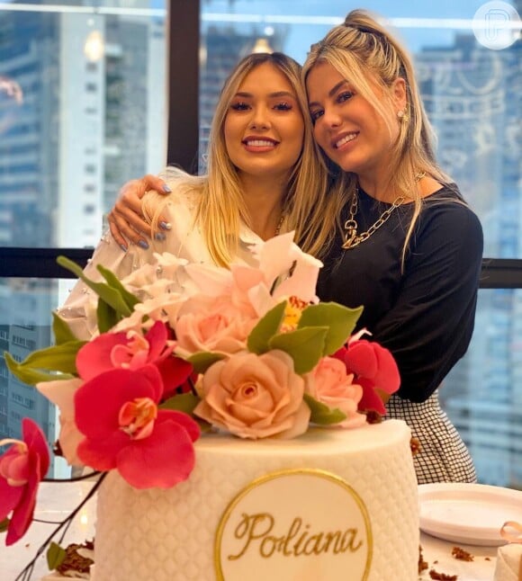 Poliana Rocha fez pequena celebração de aniversário no Edificio Executive Tower, em Goiânia