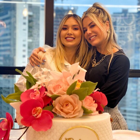 Poliana Rocha fez pequena celebração de aniversário no Edificio Executive Tower, em Goiânia