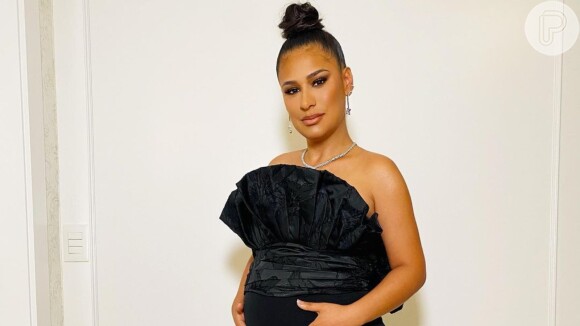 Na gravidez, Simone investe em look estiloso