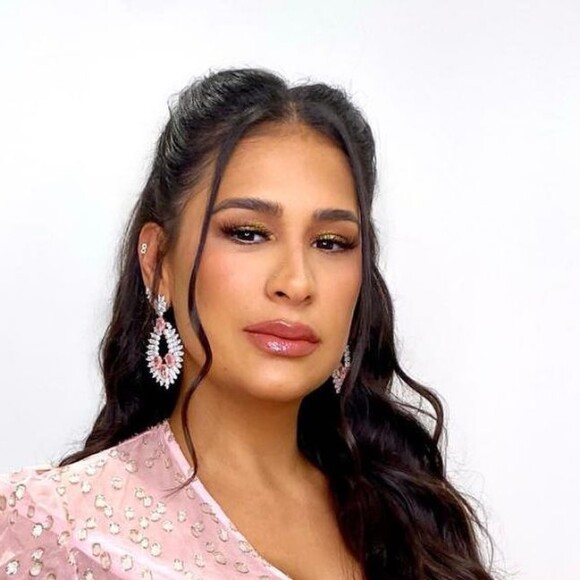 Dupla de Simaria, Simone valoriza barriga de gravidez em macacão azul