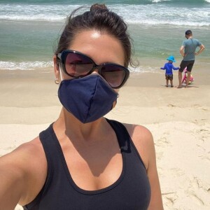 Thais Fersoza curte dia de praia ao lado de Michel Teló e dos filhos, Melinda e Teodoro