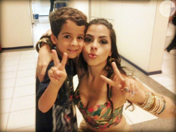 Outra ex-participante do 'The Voice Brasil', Mira Callado, também posou ao lado do ator mirim