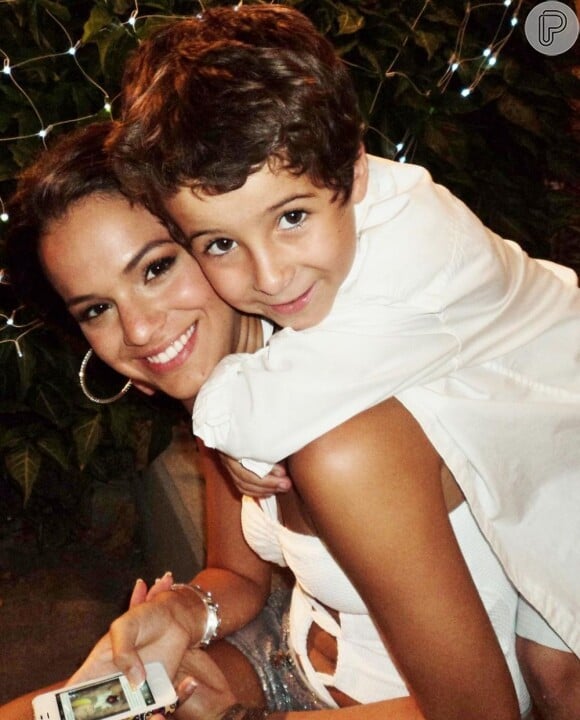 Na gravação da comemoração do Ano Novo em 'Salve Jorge', Felipe posou agarradinho com a atriz Bruna Marquezine