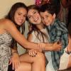 O menino posa ao lado de Bruna Marquezine e Aimee Madureira: 'SORRISOS = FELIZES!!! E Muitoooooooo... @BruMarquezine @AimeeMadureira'