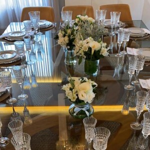 Biah Rodrigues escolheu decoração clean para a celebração de consagração do filho, Theo