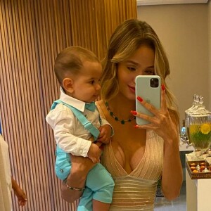 Biah Rodrigues usou look midi para consagração do filho, Theo