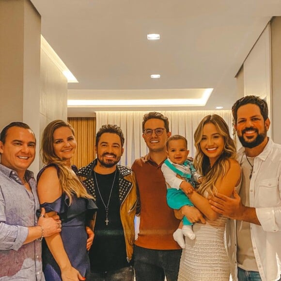 Filho de Sorocaba e Biah Rodrigues posa com os pais e padrinhos em celebração por consagração