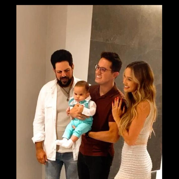 Sorocaba e Biah Rodrigues fazem foto com pastor convidado para celebrar apresentação de Theo