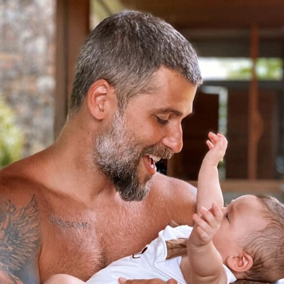 Bruno Gagliasso mostrou ao filho Zyan o jeito certo de segurar o documento