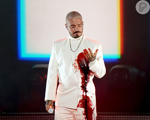 J Balvin faz performance emocionante de 'Rojo' no Grammy Latino 2020
