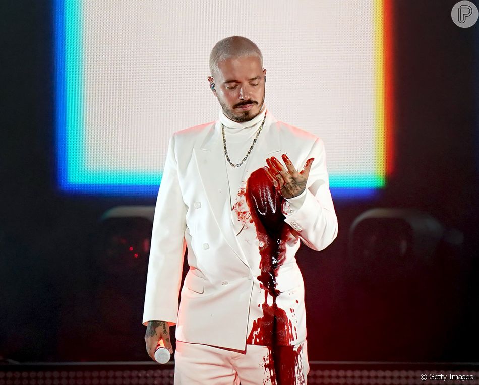 J Balvin faz performance emocionante de 'Rojo' no Grammy Latino 2020