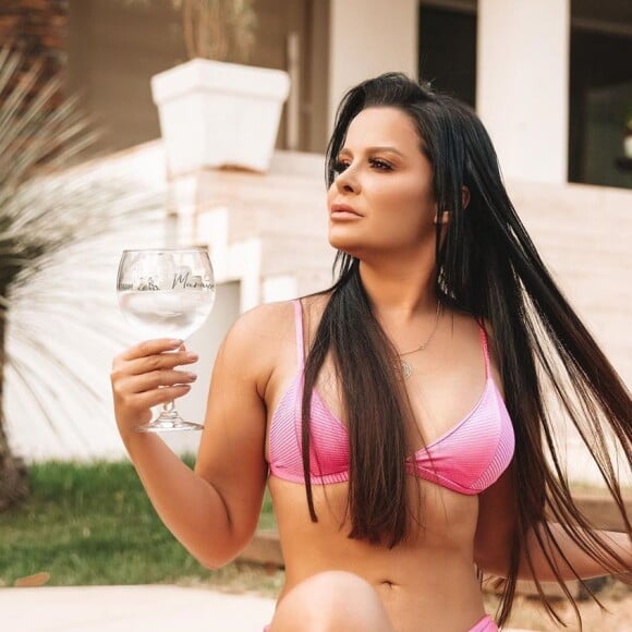 Maraisa exibe corpo em foto de biquíni