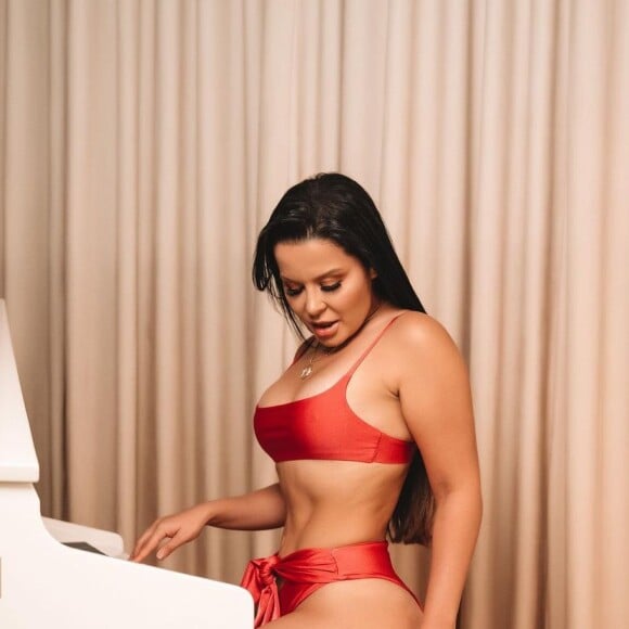 Maraisa usou biquíni fio-dental em foto tocando piano