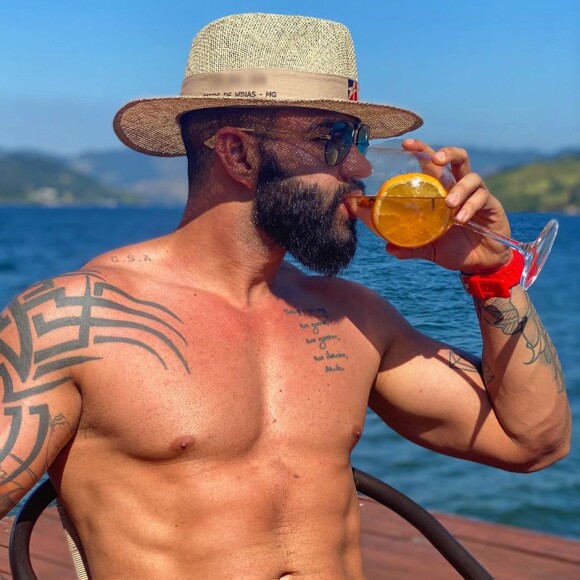 Questionado sobre o que fazer após ser deixado por uma mulher, Gusttavo Lima disparou: 'Vai beber'