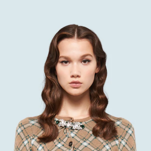 Cardigã da Miu Miu usado por Bruna Marquezine trata-se de uma reinterpretação contemporânea do estilo clássico com gola redonda, tem uma estampa em jacquard