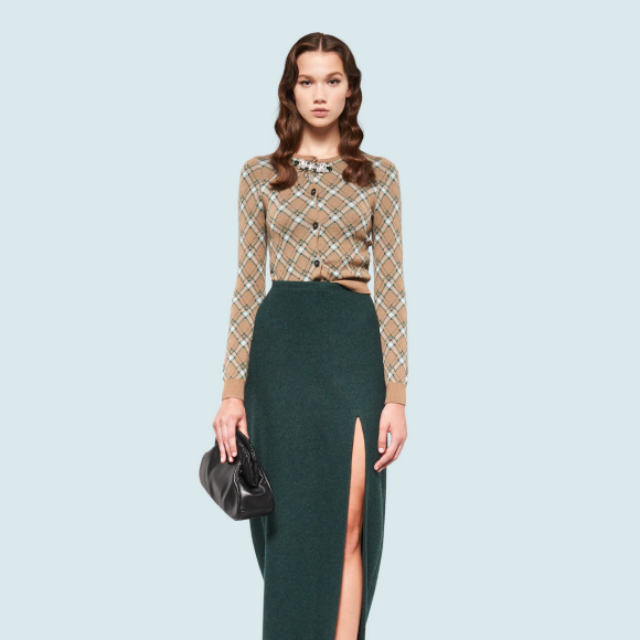Cardigã da Miu Miu usado por Bruna Marquezine trata-se de uma reinterpretação contemporânea do estilo clássico com gola redonda, tem uma estampa em jacquard