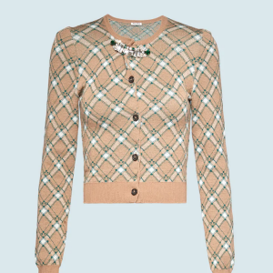 Bruna Marquezine usa em look cardigã de lã da Miu Miu de R$7.400