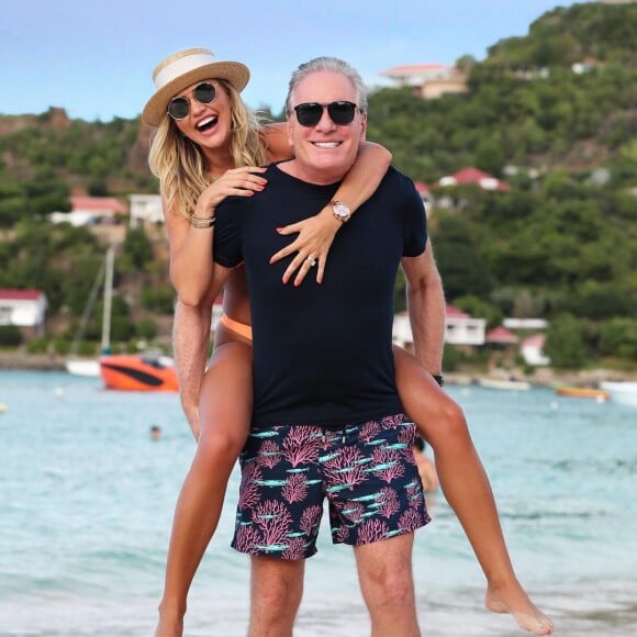 Ana Paula Siebert está curtindo dias de férias com o marido, Roberto Justus